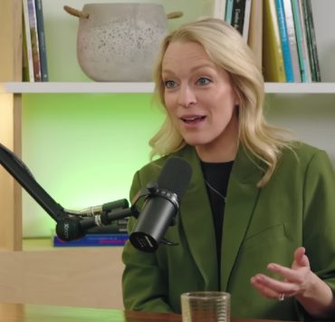 annie villeneuve ouvre ton jeu Annie Villeneuve raconte sa première rencontre avec René Angélil et cela révèle beaucoup sur lui.