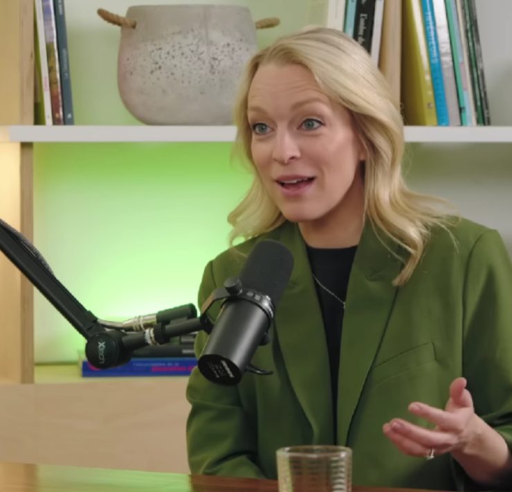 annie villeneuve ouvre ton jeu Annie Villeneuve raconte sa première rencontre avec René Angélil et cela révèle beaucoup sur lui.