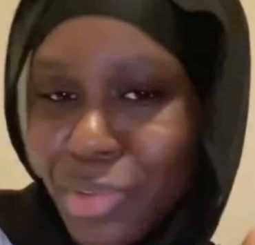 Gérant d’un magasin Geox menacé de mort : en riant, l'intérimaire revendique de ne pas prévenir ses employeurs qu’elle porte le voile 3 Gérant d’un magasin Geox menacé de mort : en riant, l'intérimaire revendique de ne pas prévenir ses employeurs qu’elle porte le voile interimaire voile 1 1024x634 1 Gérant d’un magasin Geox menacé de mort : en riant, l'intérimaire revendique de ne pas prévenir ses employeurs qu’elle porte le voile