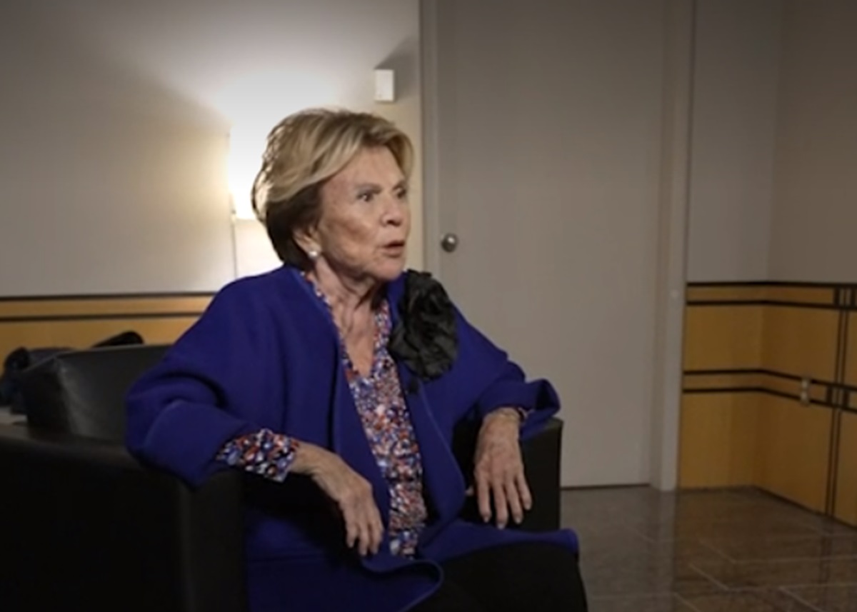 À 99 ans, Janette Bertrand révèle pourquoi elle utilise un fauteuil roulant. 1 À 99 ans, Janette Bertrand révèle pourquoi elle utilise un fauteuil roulant. janette bertrand entrevue radio canada À 99 ans, Janette Bertrand révèle pourquoi elle utilise un fauteuil roulant.