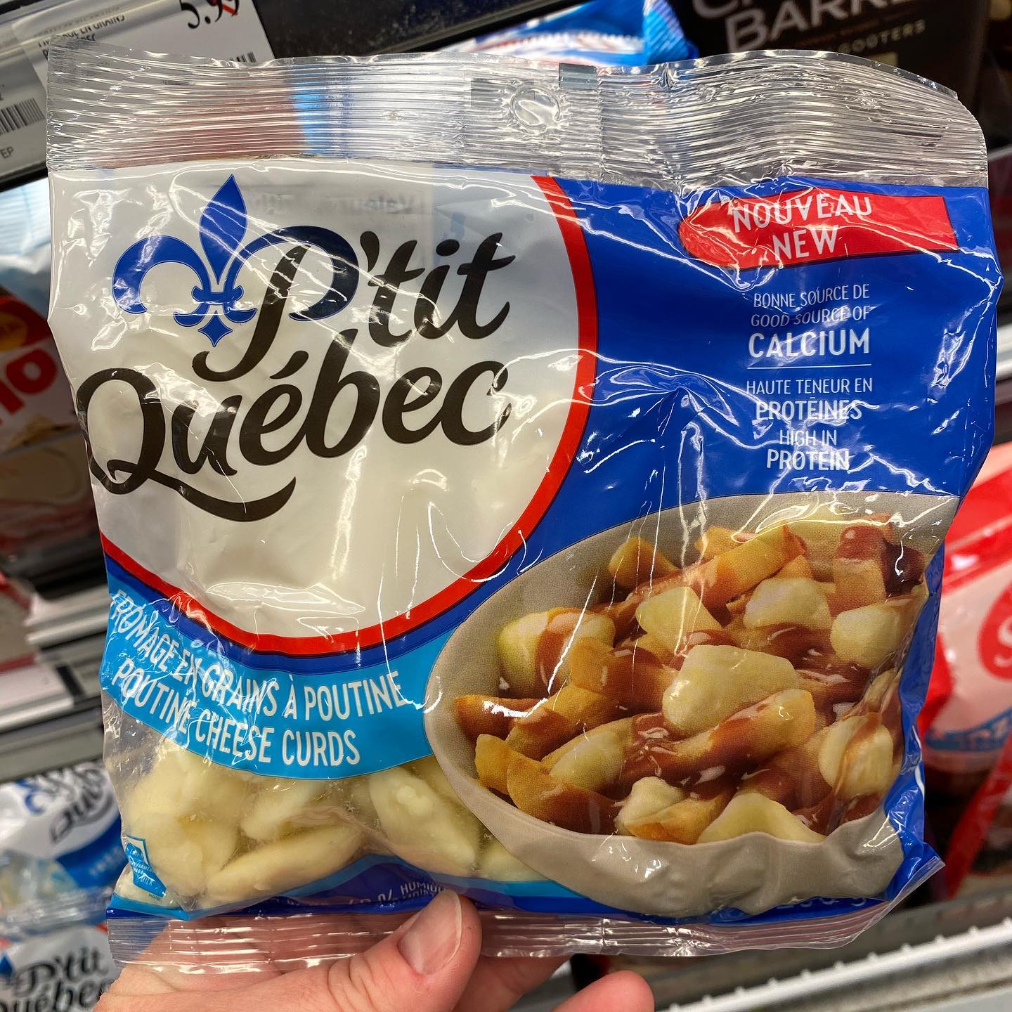 Elle découvre que le fromage Le P'tit Québec n'est pas originaire du Québec. 1 Elle découvre que le fromage Le P'tit Québec n'est pas originaire du Québec. petit Quebec poutine fromage Elle découvre que le fromage Le P'tit Québec n'est pas originaire du Québec.