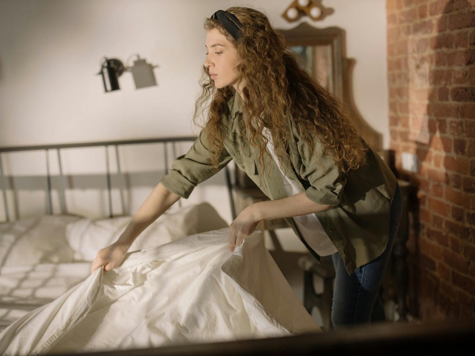 Quelle est la bonne fréquence pour laver les draps ? 1 Quelle est la bonne fréquence pour laver les draps ? pexels cottonbro studio 4108794 Quelle est la bonne fréquence pour laver les draps ?