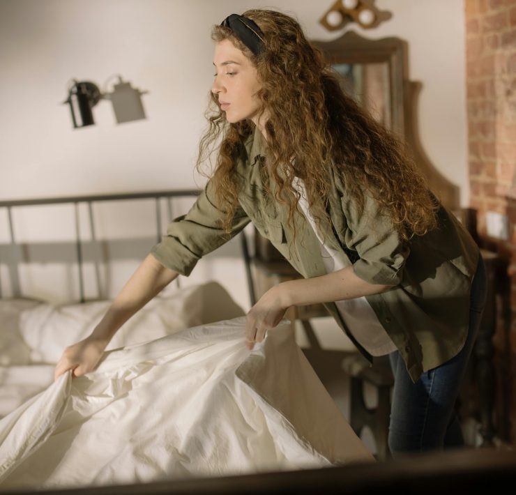 pexels cottonbro studio 4108794 Quelle est la bonne fréquence pour laver les draps ?
