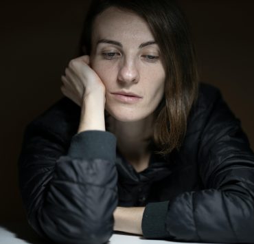 pexels enginakyurt 3209136 7 Habitudes Quotidiennes à Éviter pour Protéger votre Santé Mentale