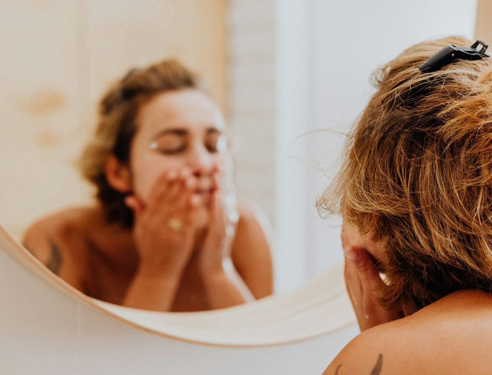 Le double nettoyage est-il vraiment bénéfique pour votre peau ? 1 Le double nettoyage est-il vraiment bénéfique pour votre peau ? pexels karolina grabowska 5240609 Le double nettoyage est-il vraiment bénéfique pour votre peau ?