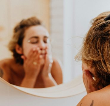 pexels karolina grabowska 5240609 Le double nettoyage est-il vraiment bénéfique pour votre peau ?