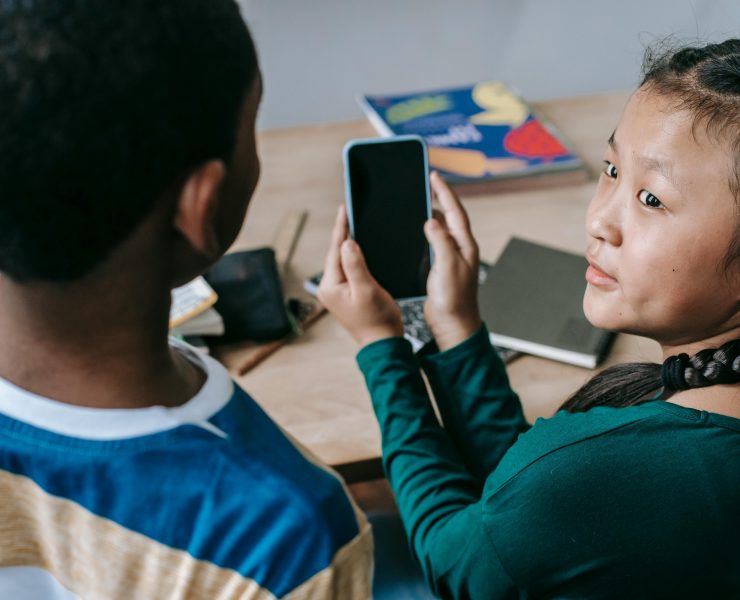 pexels katerina holmes 5905506 Écrans à l’école : avantage ou distraction ? L'avis de la Dre Mélissa Généreux