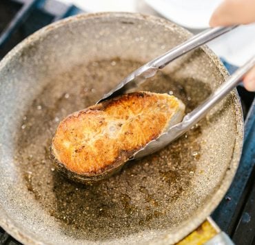 pexels rdne 10432706 Comment éliminer naturellement l'odeur de poisson dans votre maison ?