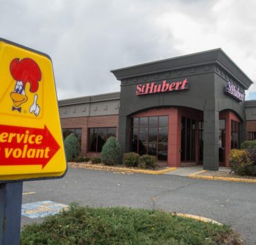 Un homme est mécontent de payer 73$ pour 4 personnes au St-Hubert 1 Un homme est mécontent de payer 73$ pour 4 personnes au St-Hubert rotisserie saint hubert prix Un homme est mécontent de payer 73$ pour 4 personnes au St-Hubert