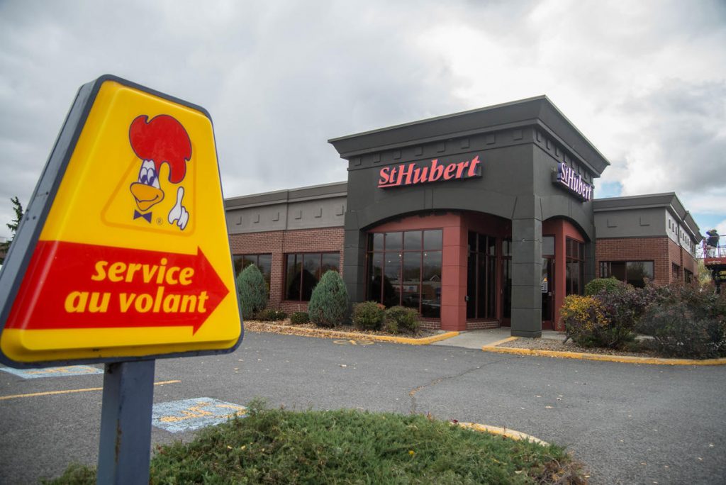 Un homme est mécontent de payer 73$ pour 4 personnes au St-Hubert 1 Un homme est mécontent de payer 73$ pour 4 personnes au St-Hubert rotisserie saint hubert Un homme est mécontent de payer 73$ pour 4 personnes au St-Hubert