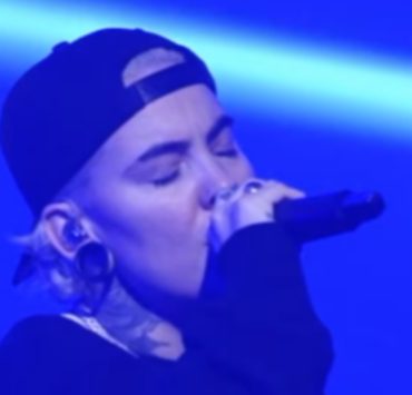 roxane bruneau performance la voix Après sa performance, Roxane Bruneau est blessée et marche avec une canne.