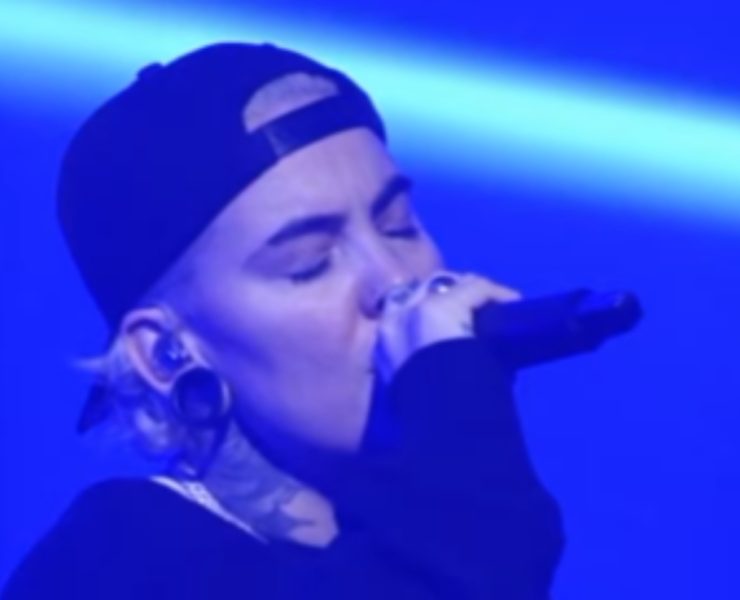 roxane bruneau performance la voix Après sa performance, Roxane Bruneau est blessée et marche avec une canne.