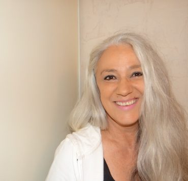 woman 823560 1280 Les meilleures couleurs à adopter pour les cheveux blancs, selon une experte (effet rajeunissant)