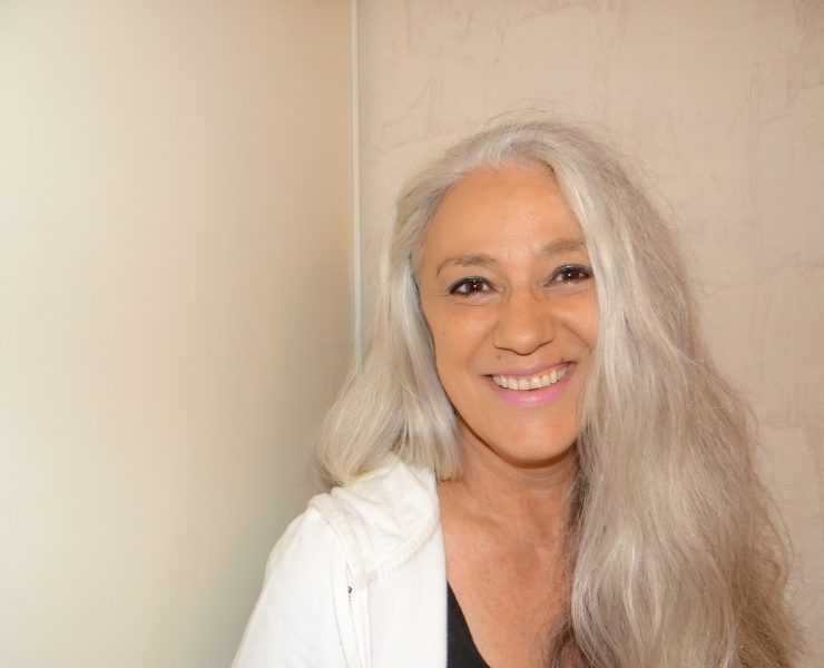 woman 823560 1280 Les meilleures couleurs à adopter pour les cheveux blancs, selon une experte (effet rajeunissant)