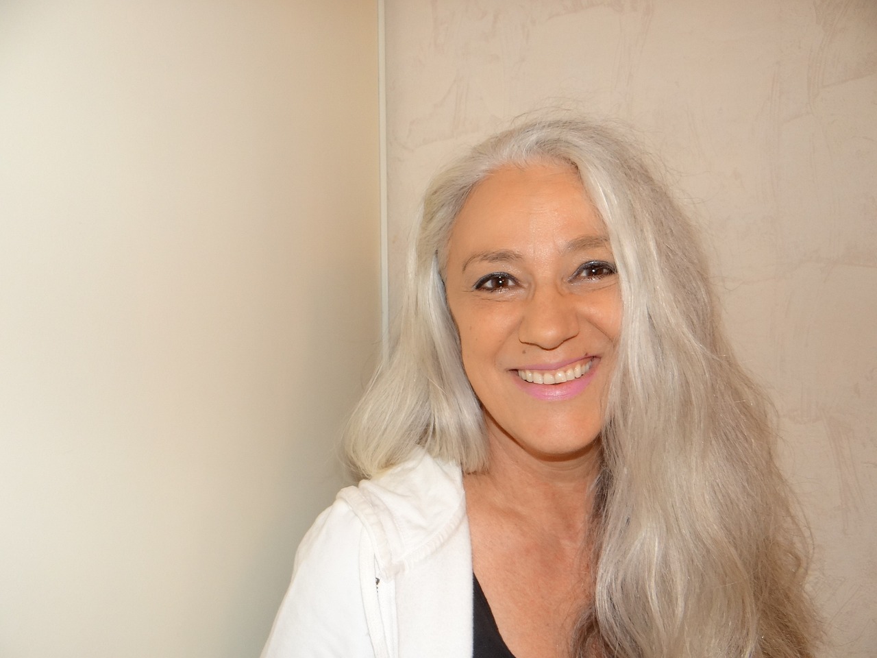 Les meilleures couleurs à adopter pour les cheveux blancs, selon une experte (effet rajeunissant) 1 Les meilleures couleurs à adopter pour les cheveux blancs, selon une experte (effet rajeunissant) woman 823560 1280 Les meilleures couleurs à adopter pour les cheveux blancs, selon une experte (effet rajeunissant)