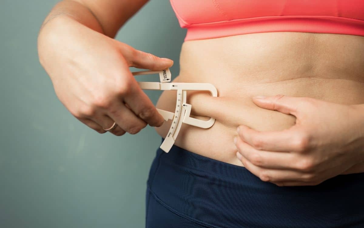 Graisse abdominale : ces 7 erreurs courantes qui font grossir à éviter pour un abdomen plat, selon des spécialistes 1 Graisse abdominale : ces 7 erreurs courantes qui font grossir à éviter pour un abdomen plat, selon des spécialistes Body Composition Set Weight Post Graisse abdominale : ces 7 erreurs courantes qui font grossir à éviter pour un abdomen plat, selon des spécialistes