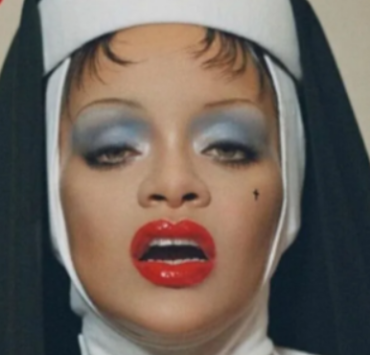 Une séance photo provocante de Rihanna a choqué et mis en colère ses fans ! 4 Une séance photo provocante de Rihanna a choqué et mis en colère ses fans ! Capture decran 2024 05 11 150414 Une séance photo provocante de Rihanna a choqué et mis en colère ses fans !