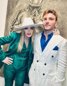 Pour atteindre le look parfait, elle est devenue une poupée en silicone : La Madone de 65 ans a subi des réactions négatives pour son apparence modifiée. 3 Pour atteindre le look parfait, elle est devenue une poupée en silicone : La Madone de 65 ans a subi des réactions négatives pour son apparence modifiée. Capture decran 2024 05 11 151301 Pour atteindre le look parfait, elle est devenue une poupée en silicone : La Madone de 65 ans a subi des réactions négatives pour son apparence modifiée.