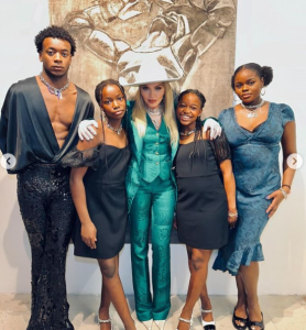 Pour atteindre le look parfait, elle est devenue une poupée en silicone : La Madone de 65 ans a subi des réactions négatives pour son apparence modifiée. 5 Pour atteindre le look parfait, elle est devenue une poupée en silicone : La Madone de 65 ans a subi des réactions négatives pour son apparence modifiée. Capture decran 2024 05 11 151312 Pour atteindre le look parfait, elle est devenue une poupée en silicone : La Madone de 65 ans a subi des réactions négatives pour son apparence modifiée.