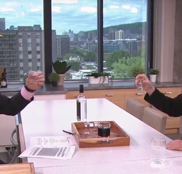 Gino Chouinard partage un shot de vodka avec Mike Ward en direct le matin 3 Gino Chouinard partage un shot de vodka avec Mike Ward en direct le matin Capture decran 2024 05 25 093051 Gino Chouinard partage un shot de vodka avec Mike Ward en direct le matin