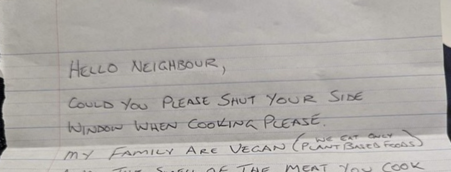 Sa voisine VEGAN irritée lui adresse une lettre à cause de son barbecue en plein air 1 Sa voisine VEGAN irritée lui adresse une lettre à cause de son barbecue en plein air Capture decran 2024 05 28 115555 e1716912082454 Sa voisine VEGAN irritée lui adresse une lettre à cause de son barbecue en plein air