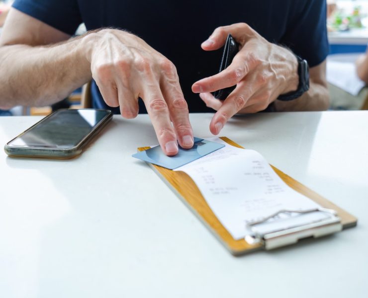GettyImages 1407950100 scaled 1 Une serveuse estime que ceux incapables de laisser un pourboire de 20 % ne devraient pas manger au restaurant