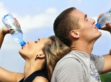 Évitez ces moments pour une hydratation optimale selon votre âge 2 Évitez ces moments pour une hydratation optimale selon votre âge Tribune tendance eau sante astuce Évitez ces moments pour une hydratation optimale selon votre âge