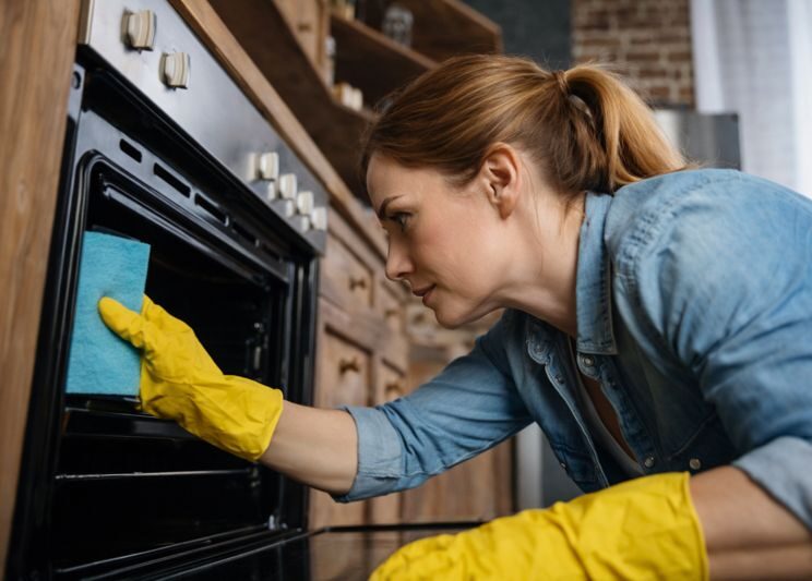 fourrt e1766508411102 Comment nettoyer la porte du four entre deux vitres sans la d&eacute;monter ?