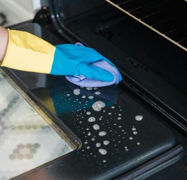 pexels liliana drew 9462298 scaled e1715213850708 Comment nettoyer la porte du four entre deux vitres sans la démonter ?