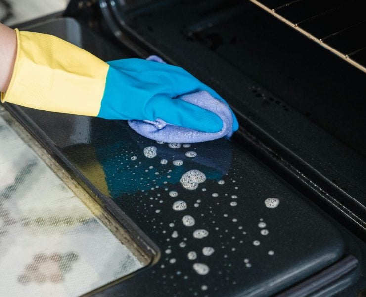 pexels liliana drew 9462298 scaled e1715213850708 Comment nettoyer la porte du four entre deux vitres sans la démonter ?