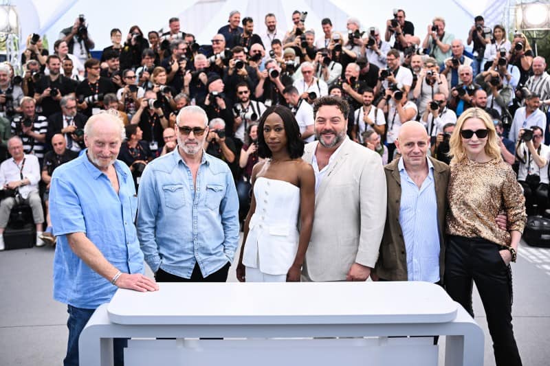 roydupuidddd Christine Beaulieu dévoile les photos de Roy Dupuis sur le tapis rouge