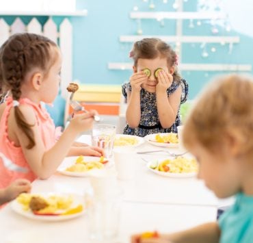 shutterstock 1628158009 Un anniversaire gâché : Une belle-mère refuse un gâteau à sa belle-fille de six ans pour des choix alimentaires 'sains'