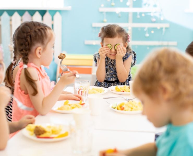 shutterstock 1628158009 Un anniversaire gâché : Une belle-mère refuse un gâteau à sa belle-fille de six ans pour des choix alimentaires 'sains'