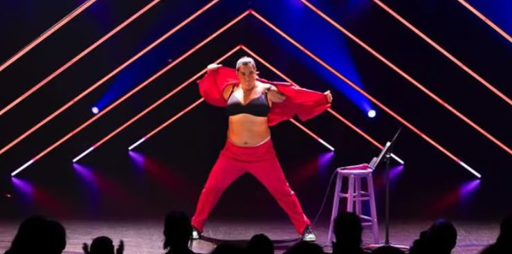 Capture decran 2024 06 01 145046 Mariana Mazza s'arrache les vêtements du dos devant une foule en délire