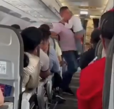 Capture decran 2024 06 18 073517 Un enfant refusant de s'attacher en avion est expulsé sous les applaudissements des passagers