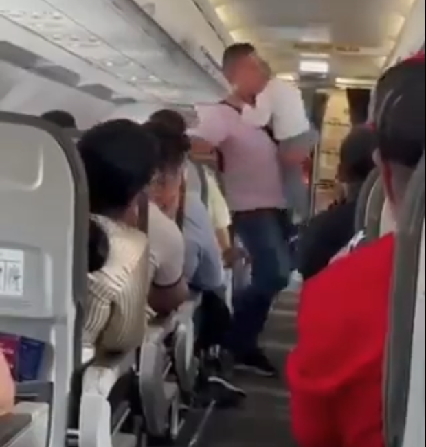 Un enfant refusant de s'attacher en avion est expulsé sous les applaudissements des passagers 1 Un enfant refusant de s'attacher en avion est expulsé sous les applaudissements des passagers Capture decran 2024 06 18 073517 Un enfant refusant de s'attacher en avion est expulsé sous les applaudissements des passagers