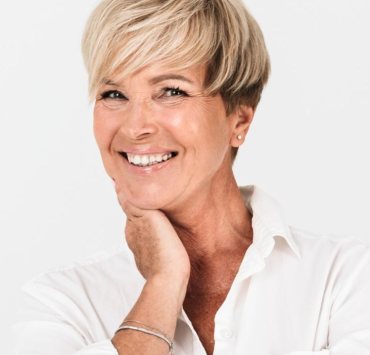 Capture decran 2024 06 19 070015 Coiffure idéale pour les 60 ans : Comment porter les cheveux courts avec un visage rond, selon un expert