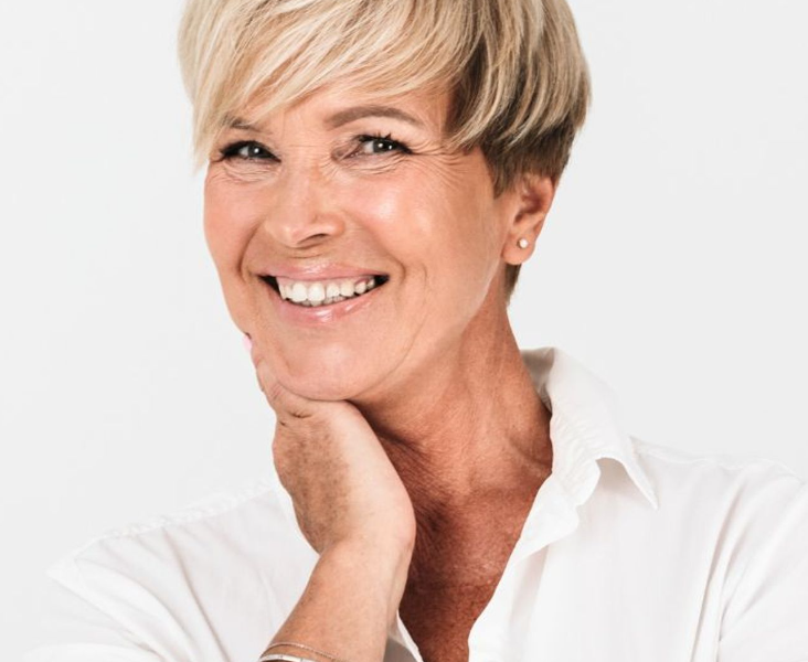 Capture decran 2024 06 19 070015 Coiffure idéale pour les 60 ans : Comment porter les cheveux courts avec un visage rond, selon un expert