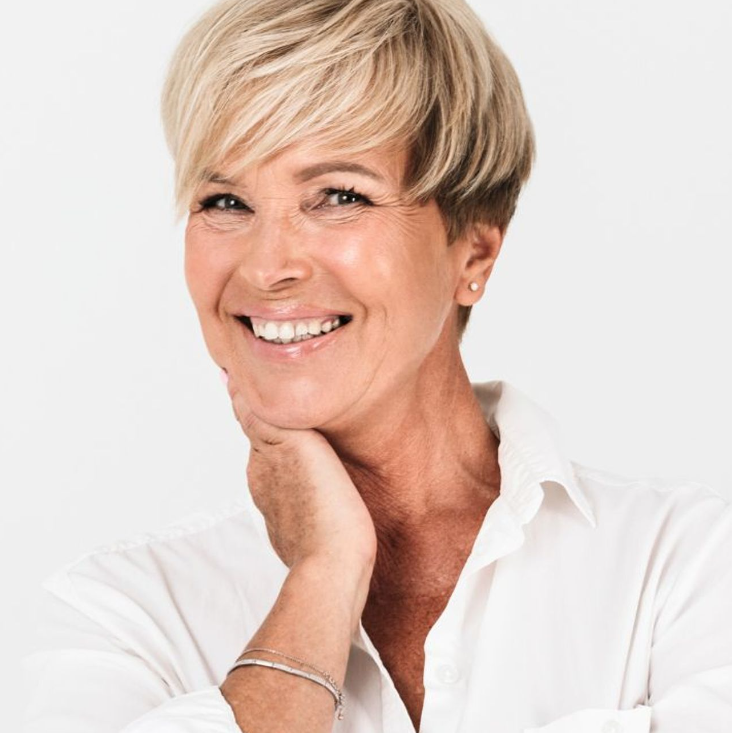 Coiffure idéale pour les 60 ans : Comment porter les cheveux courts avec un visage rond, selon un expert 1 Coiffure idéale pour les 60 ans : Comment porter les cheveux courts avec un visage rond, selon un expert Capture decran 2024 06 19 070015 Coiffure idéale pour les 60 ans : Comment porter les cheveux courts avec un visage rond, selon un expert