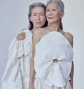 Capture decran 2024 06 24 130024 À 68 ans, elle lance sa carrière de mannequin et démontre que l’âge ne limite pas la beauté : ses photos sont splendides