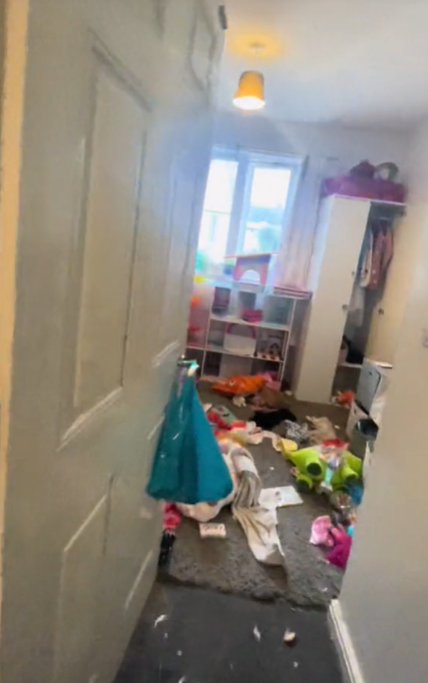 Capture decran 2024 06 25 161140 Mère Influenceuse Accusée de Négligence: Elle Reçoit la Visite des Policiers Après Avoir Filmé sa Maison