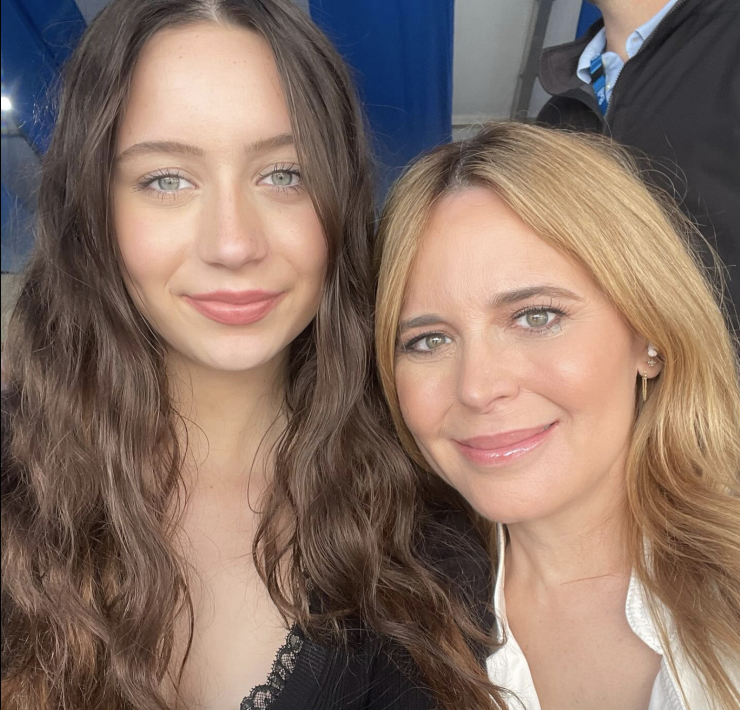 Capture decran le 2024 06 25 a 10.05.00 e1719324343360 Julie Snyder : La photo de sa fille pour la F&ecirc;te nationale enflamme les r&eacute;seaux sociaux