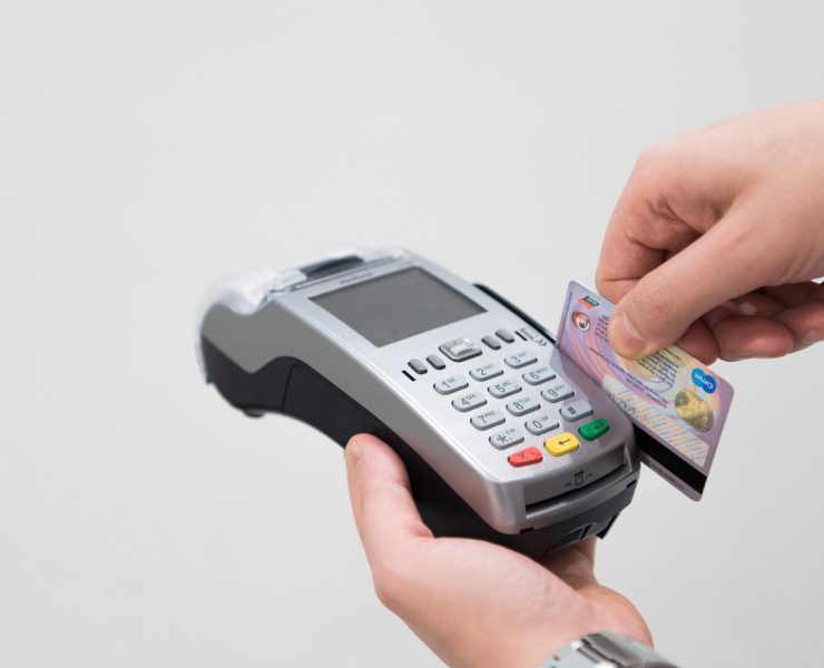 credit card machine 4577767 1280 Prépare-toi: Changements sur les Cartes de Crédit Cet Été Au Québec