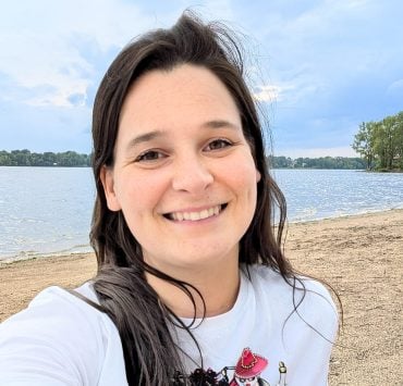 rosaliettt e1719503657943 Rosalie Taillefer-Simard rayonne avec son chum et ses parents sur le tapis rouge