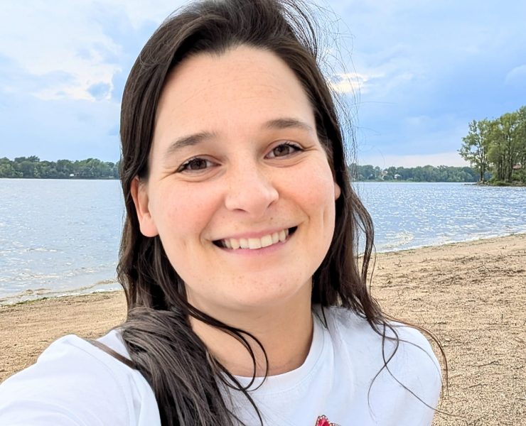 rosaliettt e1719503657943 Rosalie Taillefer-Simard rayonne avec son chum et ses parents sur le tapis rouge