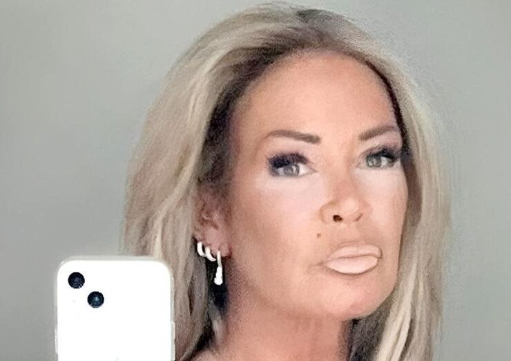 1334306716739780628 À 50 Ans, On Me Demande Encore Ma Carte d'Identité : Une Mère Dévoile Son Secret Pour Paraître Jeune