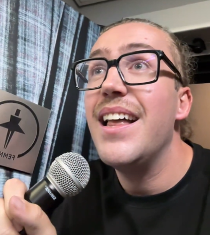 Mathieu Dufour surprend une fan aux toilettes pendant son spectacle 1 Mathieu Dufour surprend une fan aux toilettes pendant son spectacle Capture decran 2024 07 04 103802 Mathieu Dufour surprend une fan aux toilettes pendant son spectacle
