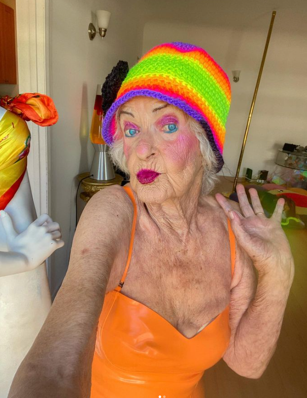 Elle a 95 Ans et Porte ce Qu'elle Veut : Baddie Winkle Prouve qu'il n'y a Pas d'Âge pour Porter de la Couleur 4 Elle a 95 Ans et Porte ce Qu'elle Veut : Baddie Winkle Prouve qu'il n'y a Pas d'Âge pour Porter de la Couleur Capture decran 2024 07 06 141128 Elle a 95 Ans et Porte ce Qu'elle Veut : Baddie Winkle Prouve qu'il n'y a Pas d'Âge pour Porter de la Couleur