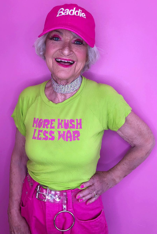 Elle a 95 Ans et Porte ce Qu'elle Veut : Baddie Winkle Prouve qu'il n'y a Pas d'Âge pour Porter de la Couleur 2 Elle a 95 Ans et Porte ce Qu'elle Veut : Baddie Winkle Prouve qu'il n'y a Pas d'Âge pour Porter de la Couleur Capture decran 2024 07 06 141423 Elle a 95 Ans et Porte ce Qu'elle Veut : Baddie Winkle Prouve qu'il n'y a Pas d'Âge pour Porter de la Couleur