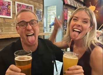 À 5:00 du matin, L'Équipe de Salut Bonjour Surprend Sabrina Cournoyer pour son Anniversaire 1 À 5:00 du matin, L'Équipe de Salut Bonjour Surprend Sabrina Cournoyer pour son Anniversaire Capture decran 2024 07 06 161107 À 5:00 du matin, L'Équipe de Salut Bonjour Surprend Sabrina Cournoyer pour son Anniversaire